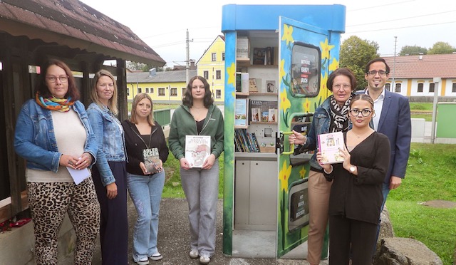Neue Bücherzelle in Pürbach: Telefonzelle wird zur Schatzkiste für Leseratten Neue Bücherzelle in Pürbach: Telefonzelle wird zur Schatzkiste für Leseratten